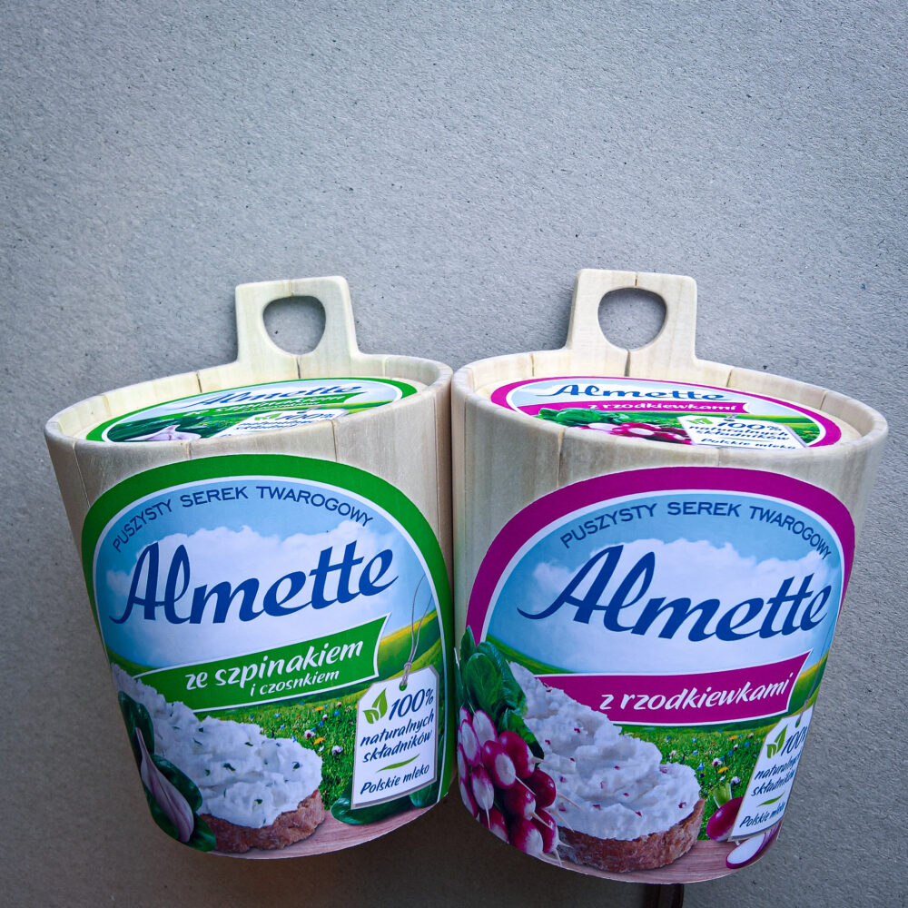 Prototyp opakowania Almette w formie drewnianego skopka – mokap reklamowy do sesji zdjęciowych i kampanii promocyjnych.