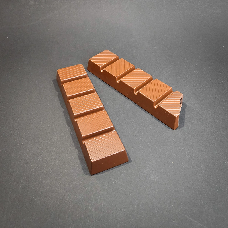 Realistyczny mokap batonika czekoladowego, makieta reklamowa stworzona techniką druku 3D i ręcznego wykończenia, do sesji zdjęciowych i nagrań filmowych.