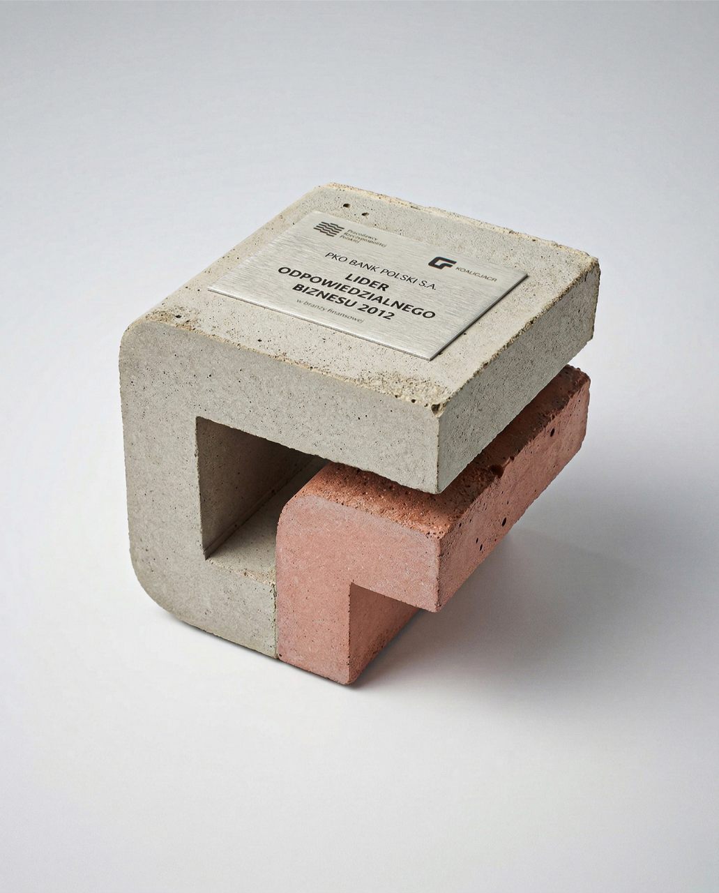 Nowoczesna statuetka z betonu wykonana na zamówienie, łącząca rzeźbiarską formę z trwałością materiału. Obiekt został zaprojektowany z myślą o nagrodach eventowych i realizacjach dla marek poszukujących nietypowych, wyrazistych rozwiązań.